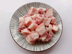Thịt ba chỉ rửa sạch, để ráo nước rồi cắt miếng to bản. Hành lá cắt gốc, rửa sạch. Sau đó cho thịt heo vào nồi cùng hành lá, chế nước ngập thịt và đem luôc sôi thì tắt bếp. Đổ thịt ra xả dưới vòi nước. Nước ướp: trộn đều trong chén 3 muỗng nước tương, 2 muỗng rượu gạo, 10g đường phèn và hòa tan thật đều. Đun nóng nồi, thả thịt vào tao sơ cho săn lại và ra mỡ.