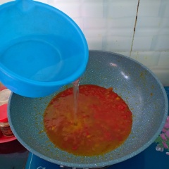 Cho chảo lớn lên bếp, xào nhuyễn cà chua - cho 1 lít nước + hỗn hợp tương ớt vào nấu sôi.