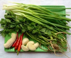 Hành lá, ngò rí (rau mùi), ớt, tỏi, gừng rửa sạch. Riêng ngò vẫn để rễ (gốc). Cho nước dùng ra ra tô.