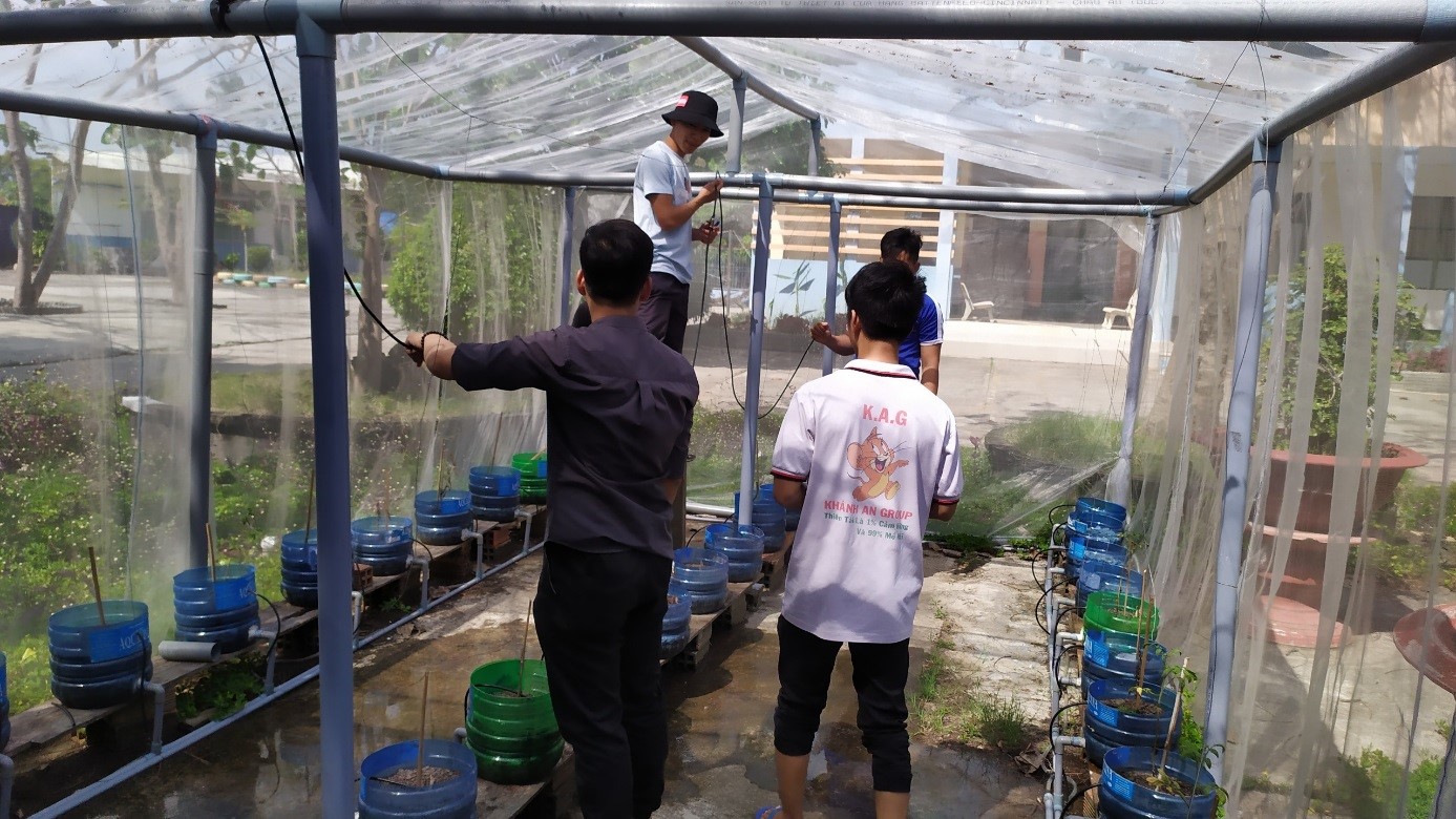 Đề tài: “Thiết kế và xây dựng hệ thống nhà màng thông minh sử dụng điện năng lượng mặt trời” của sinh viên Khoa Công nghệ thực hiện