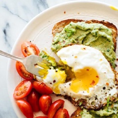 Khi ăn, bạn chiên trứng gà, thái đôi cà chua bi, phết sốt Pesto lên mặt bánh mì rồi thưởng thức nhé. Bạn đừng lo lắng nếu thấy sốt chưa được nấu chín, đây là loại sốt rất nổi tiếng, chúng ta dùng nguyên liệu tươi mới nên sẽ không sao đâu. Chúc bạn thành cộng và ngon miệng.