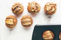 Cho khay bánh vào lò nướng trong 15-18 phút là được. Bánh cupcake yến mạch chuối nướng xong lấy ra dùng nóng hay nguội đều ngon lành cả. Bánh có thể bỏ vô bao kín rồi cho vào tủ lạnh là được 3 ngày nè. Có thể đem tặng bạn bè, mọi người sẽ rất thích đó. Cuối tuần rảnh rỗi nhớ thử tài với cách làm bánh cupcake yến mạch chuối này nhé!!