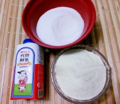 Cho 130g sữa bột, 250g đường, 1/8 muỗng cà phê muối vào tô bằng sứ hoặc thủy tinh (bát có thể chịu nhiệt) rồi trộn đều hỗn hợp lên. Cho sữa tươi vào tô sữa bột khuấy cho tan đường và hỗn hợp hòa quyện vào nhau.