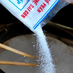 Đến khi thấy nước sôi ta cho đường trắng vào, tiếp tục khuấy lên sôi một lần nữa thì nhấc xuống.
