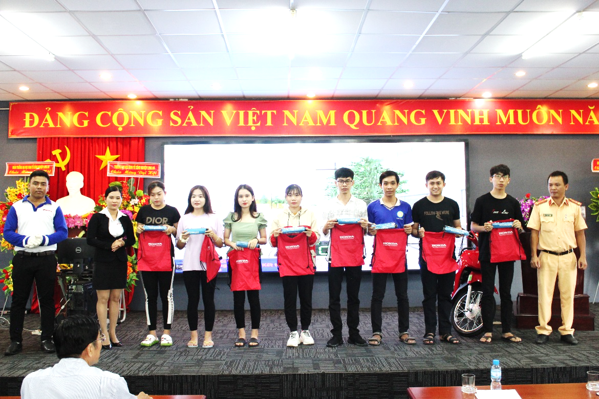 Những phần quà ý nghĩa dành cho các đội chơi khi tham gia chương trình tập huấn