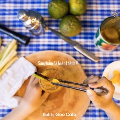 Cuối cùng bạn chỉ cần cho tất cả nguyên liệu vào bình lắc đều. Cho nước ra ly, đặt thêm một lát cam vào trang trí và thưởng thức nhé.
