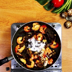 Đun nóng 2 muỗng canh dầu màu điều, cho 1 muỗng canh hành tím cắt mỏng vào phi thơm, cho tôm đảo đều 2 phút, cho tiếp mộc nhĩ và nấm hương vào xào 2 phút, nêm nửa muỗng cà phê hạt nêm, nửa muỗng cà phê muối, nửa muỗng cà phê đường rồi đảo đều cho thấm gia vị, tắt bếp.
