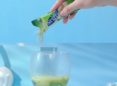 Hòa tan gói trà sữa NESTEA Matcha với 100ml nước nóng rôi để nguội. Ép lấy 10ml nước lá bạc hà rồi cho vào trà sữa NESTEA Matcha.