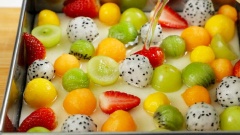 Nấu 700ml nước lọc và 300gr đường cát cho tan, sau đó cho 300gr gelatine ngâm nở vào khuấy tan. Sau đó ta xếp một lớp trái cây vào và đổ một lớp thạch vào, cho đến khi đầy khuôn. Tiêp theo bạn nên để bánh trong tủ lạnh từ 4-6 giờ để bánh có thời gian đông lại. Sau đó hãy lấy bánh ra và gỡ khuôn.