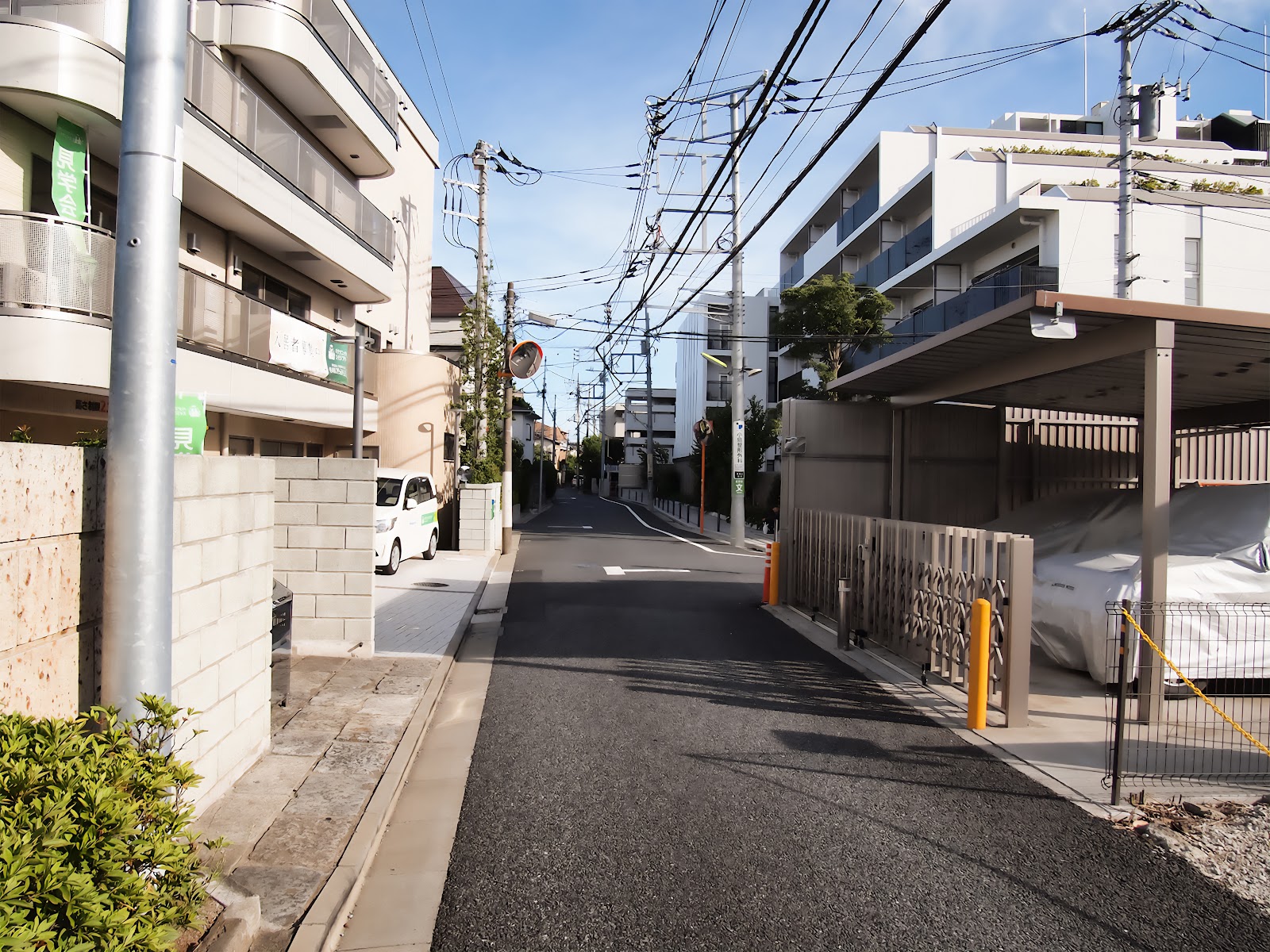 歩道も中央線もない狭い生活道路のイメージ