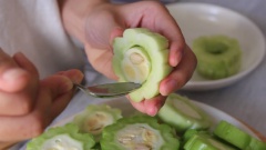 Khổ qua rửa sạch, cắt miếng rồi lấy sạch phần ruột. Nếu bạn không thích ăn khổ qua, hoặc sợ vị đắng của nó, thì có thể bào mỏng các bạn nhé!