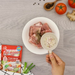 Sườn non chặt miếng vừa ăn, ướp với 1/2 muỗng cà phê tiêu, 1 muỗng canh hành tím băm, 1 muỗng cà phê hạt nêm Aji-ngon heo. Trộn đều, để 15 phút cho thấm gia vị.