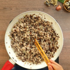 Cho dầu ăn vào chảo phi thơm 1 muỗng canh hành tím băm, tiếp theo cho vào 10gr hành tây cắt hạt lựu vào xào thơm, sau đó trút 500gr thịt xay vào đảo nhanh tay cho thịt săn lại, trút 50gr nấm mèo ngâm nở băm nhỏ vào xào chung.