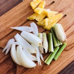 Chuẩn bị nguyên liệu sẵn sàng. Cắt 1/4 miếng thơm vừa ăn. Hành tây cắt múi cau. Sả đập dập cắt khúc.