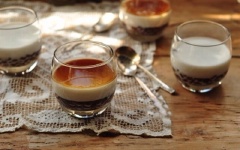 Cuối cùng chỉ việc cho nước caramel lên trên thạch dừa đậu đỏ. Bạn đã có ngay món thạch dừa đậu đỏ cho gia đình thưởng thức!
