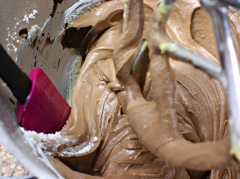 Sau đó đổ phần nước cacao đã làm vào, tiếp tục dùng máy trộn bột trộn thật đều để đạt được hỗn hợp bột thật mịn, mượt, không bị vón cục. Đổ bột vào khuôn bánh, đặt vào lò nướng và nướng bánh tầm 25 phút đến khi bánh chín, xốp mềm, khô ráo là được. Lấy bánh ra cho nguội tầm 5 - 10 phút.