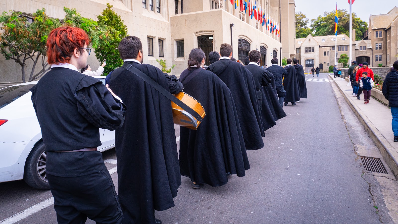 Procesión hacia el campus