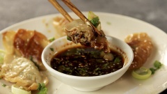 Món dumpling áp chảo thưởng thức nóng sẽ ngon hơn, chấm thêm nước tương có mè rang giúp món ăn trọn vị