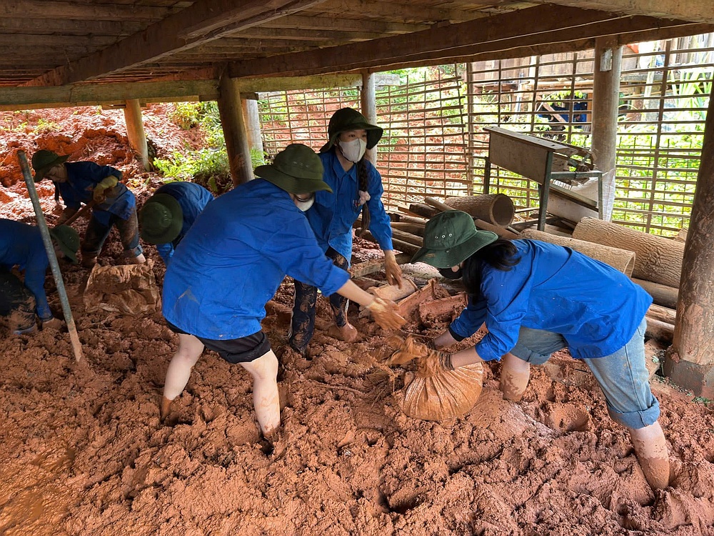 Tuổi trẻ Trường Đại học Tây Bắc phát huy tinh thần tình nguyện, xung kích vì cộng đồng, tham gia hỗ trợ khắc phục hậu quả mưa lũ