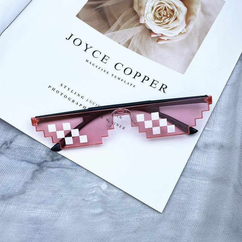 Pixelbrille mit geometrischem Muster