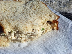 Phết salad cá ngừ lên một mặt bánh mì và dùng lát còn lại để đậy lại, thực hiện đến khi hết nguyên liệu, vậy là bạn đã có một buổi sáng ngon lành hoặc một buổi picnic thú vị rồi.