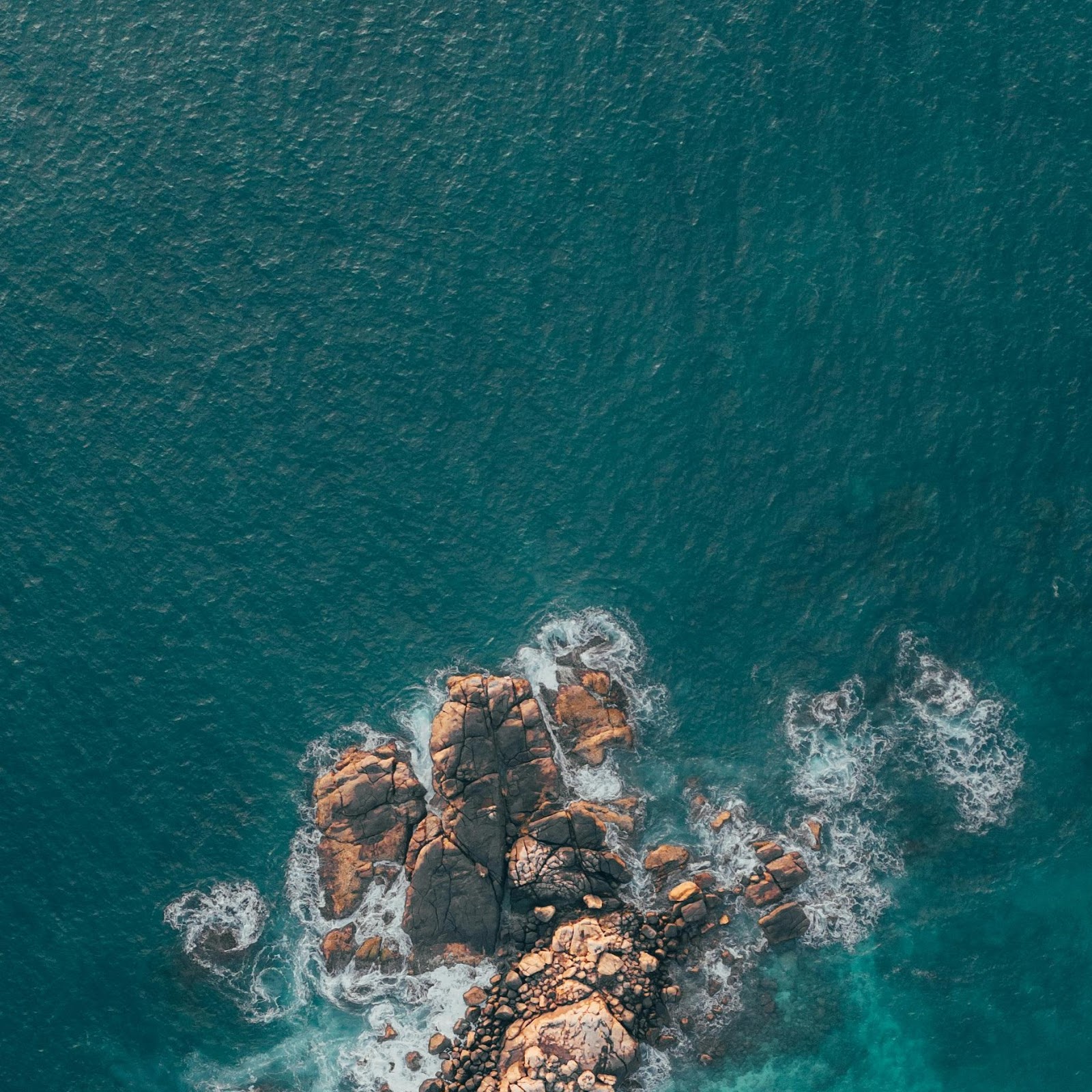 Download Rocky Island In Deep Blue Sea 2K iPhone