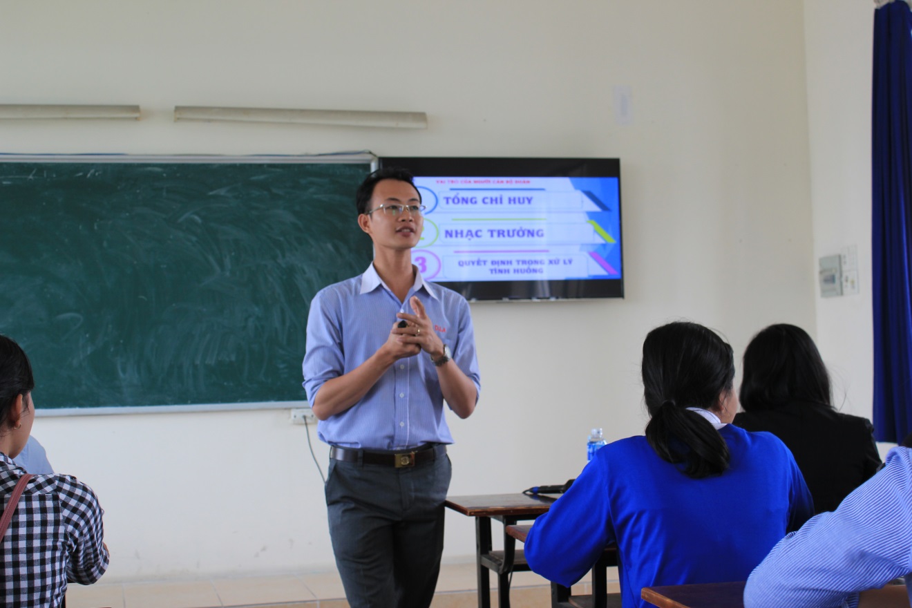 Đ/c Nguyễn Hồ Bảo Thịnh -Phó Bí thư Đoàn Trường trình bày các chuyên đề tại buổi tập huấn