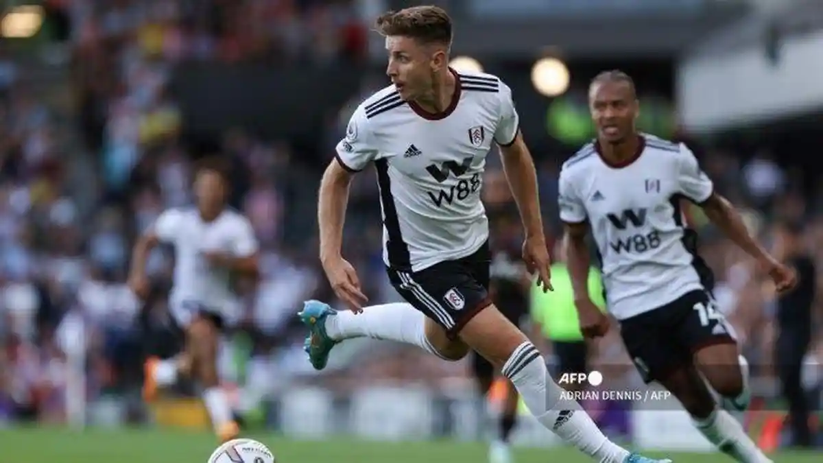 Gelandang Fulham Tom Cairney saat sesi latihan tim.
