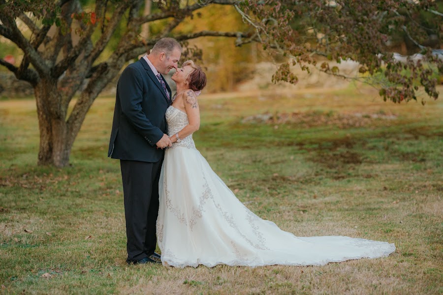 First kiss in warm afternoon light — natural light wedding photography