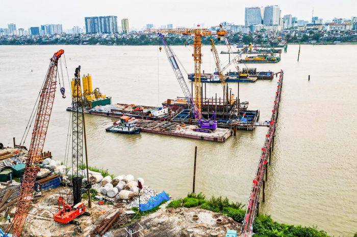 Tấp nập thi công cầu vượt sông Hồng gần 16.000 tỷ đồng - Báo VTC News