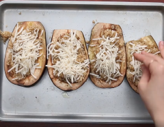 Cho hỗn hợp mới nấu vào phần cà tím đã nướng chín, thêm một lớp phô mai Mozzarella, một lớp tương cà sốt sau đó đi nướng ở 190 độ C trong vòng 20-25 phút.