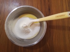 Cho bột mì vào thố lòng đỏ trứng, khuấy cho quyện đều.