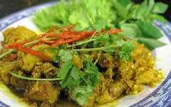 Thêm 1/3 chén nước vào kho cho đến khi miếng gà mềm và thấm.