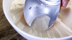 Khi ăn múc tàu hủ ra chén, thêm nước đường gừng và nước cốt dừa. Tàu hủ đường nho ăn nóng hay lạnh đều ngon.