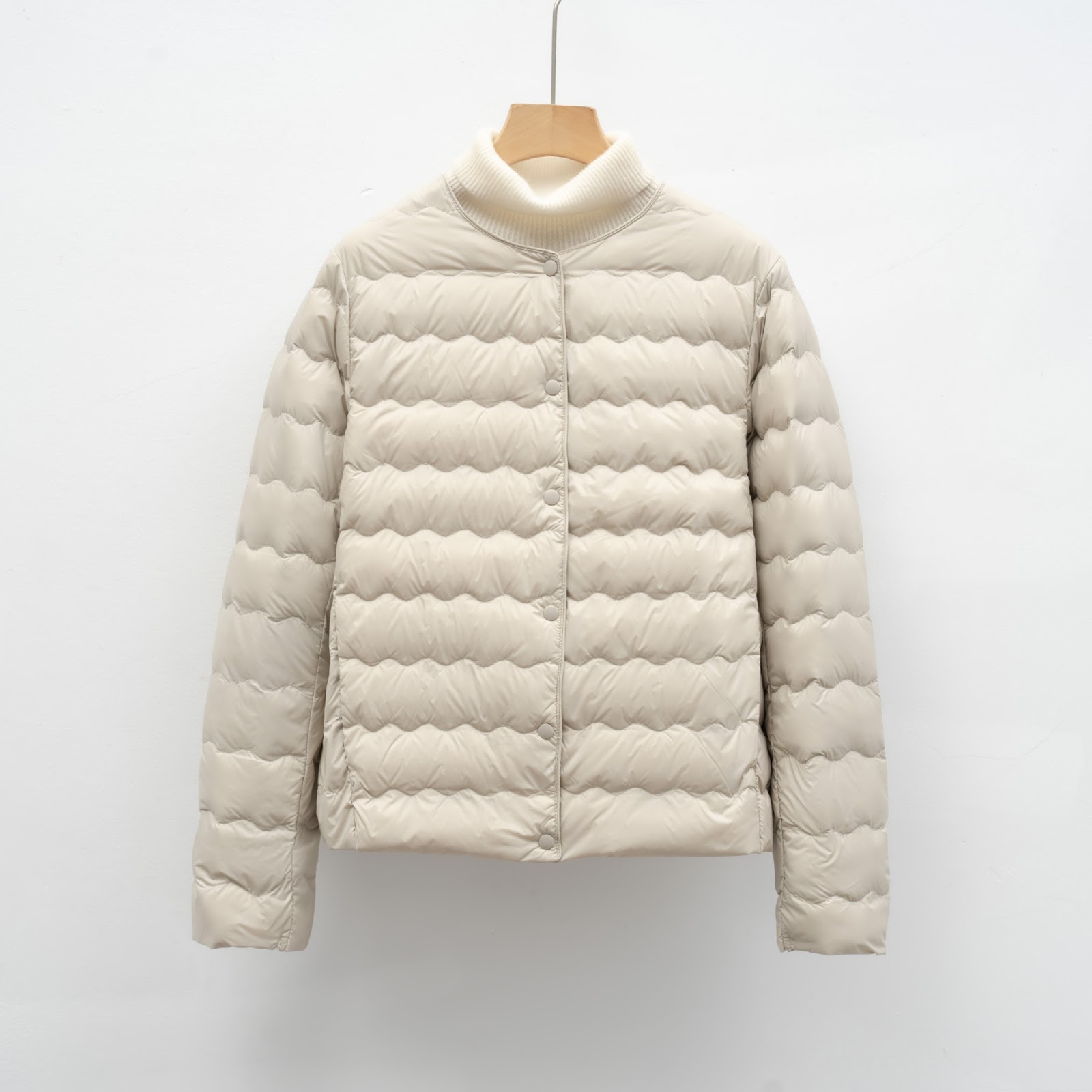 Lightweight women's down jacket with round neck and wave pattern