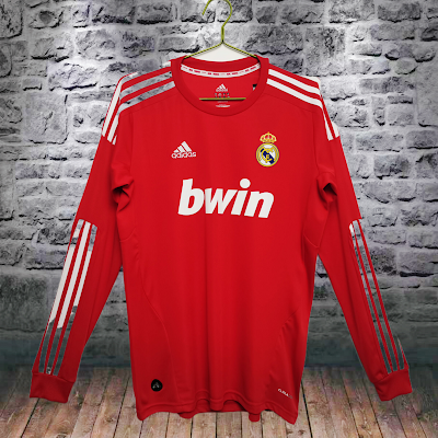 Retro 2011-12 Real Madrid Visitante.png