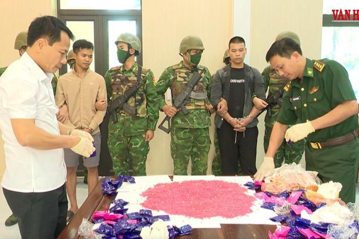 Bắt giữ hai đối tượng vận chuyển ma túy tại khu vực biên giới - Báo Văn hóa