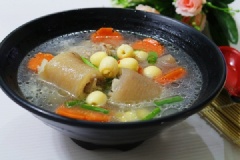Múc canh đuôi heo hầm hạt sen ra tô và rắc thêm chút tiêu để thưởng thức. Món canh đuôi heo hầm hạt sen không những bổ dưỡng, tốt cho sức khỏe mà còn là sự lựa chọn thích hợp cho bữa ăn gia đình ngày hè.