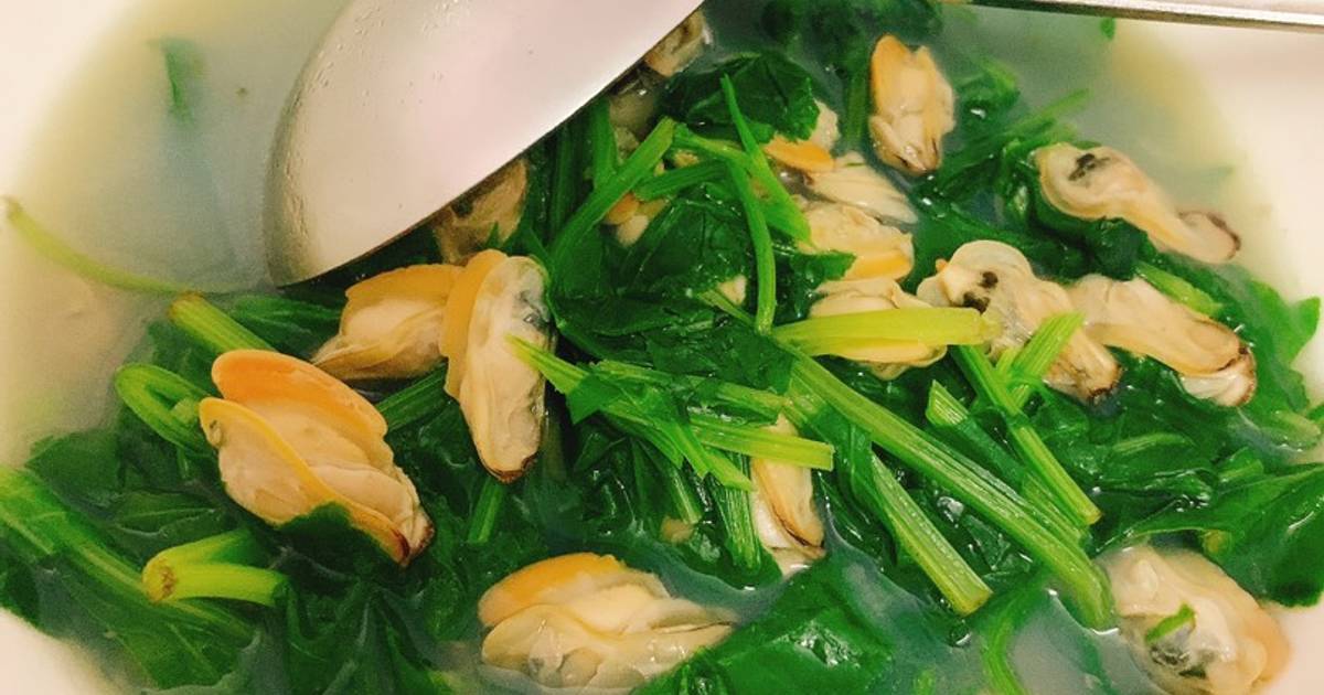Canh trùng trục nấu rau cải bó xôi