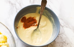 Cho sốt mayonnaise, mù tạt vàng Dijon , nước cốt chanh trộn đều với nhau. Cho bột ớt vào trộn đều rồi để riêng sang một bên. Bạn có thể cho vào tủ lạnh cho mát, khi trộn salad sẽ ngon hơn.