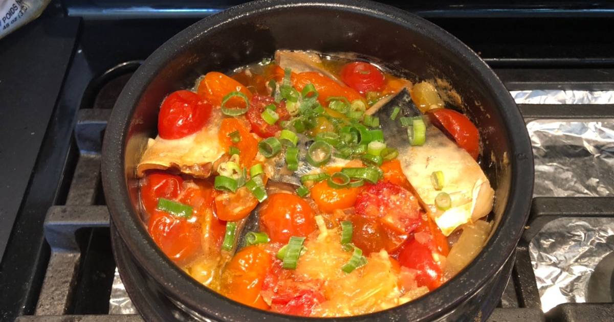 Cá nục - mackerel kho cà chua và thơm