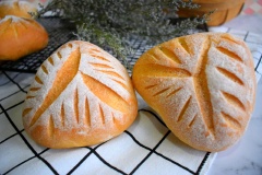 Để bánh mì nướng kiểu Âu ra rack cho bánh mì nguội bớt là có thể dùng. Những chiếc bánh mì nướng từ bột lúa mì nguyên chất, là món ăn sáng ngon miệng có vỏ bánh nướng giòn, ruột bánh xốp mềm, thật ngon miệng. Nếu có sở thích và đam mê làm bánh tại nhà thì hãy triển thử món bánh mì nướng mới lạ này xem sao nhé.