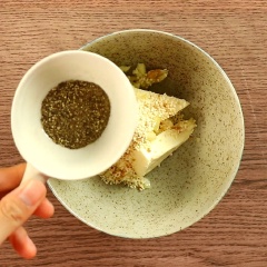 Cho vào âu 30gr bơ, 4 viên phô mai con bò cười, 1 muỗng cà phê tiêu, 1 muỗng cà phê hạt nêm, 1 muỗng cà phê lá thơm, dùng muỗng tán đều hỗn hợp cho nhuyễn, cho tiếp vào 1 muỗng canh mayonnaisse tiếp tục trộn đều hỗn hợp.