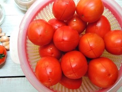Cà chua rửa sạch. Dùng dao khía chữ thập trên đầu cà chua. Bắc nồi nước sôi, trụng nhanh cà chua vào rồi vớt ra, thả qua thau nước lạnh. Vỏ cà chua sau khi trụng sẽ nứt ra, lột rất dễ.