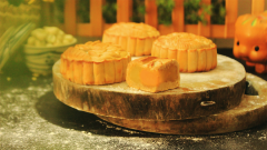 Bánh Trung Thu Hạt Sen Trứng Muối Ngon
