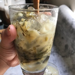 Cho sương sáo, chè vào ly, cho thêm một ít đá vào và thưởng thức món chè mát lạnh này thôi.
