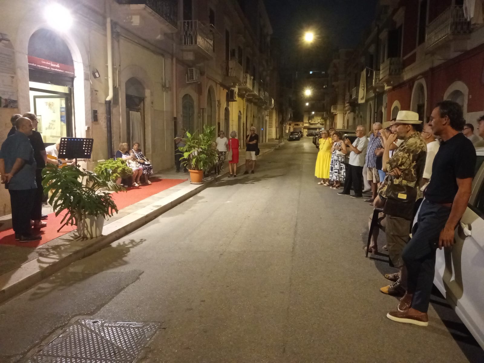 Trani in festa per l'arte: trionfo della mostra collettiva Lacarvella, gran finale con il sindaco, Angela Bini e tutta la citta presente