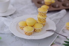 Bánh cupcake sữa chua nhỏ xinh xắn đã hoàn tất và sẵn sàng phục vụ rồi nhé. Những lúc rảnh rỗi ngồi thư giản cùng gia đình mà có được món bánh ngọt nhâm nhi ăn chơi thì thật thích thú biết mấy nhỉ. Nguyên liệu làm bánh cupake cũng khá đơn giản nên các bạn yêu thích làm bánh ngọt có thể bỏ túi ngay công thức và triển thử đi nào.