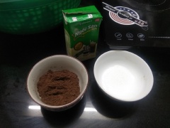 Làm sốt socola: Trộn 3 muỗng canh bột cacao nguyên chất với 30gr đường. Bắt bếp, bỏ hỗn hợp vô trước, thêm khoảng 120ml nước và dùng muỗng khuấy thật đều. Lửa vừa khoảng 1000 độ. Sau 2 phút cho thêm 1.5 muỗng canh sữa đặc đã chuẩn bị vào, khuấy nhẹ hỗn hợp, để hỗn hợp sôi thêm trong 4 phút đến khi sền sệt lại là được, thêm vani nếu có để sốt ngon hơn.
