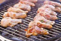 Chuẩn bị bếp than hồng. Cho cánh gà lên nướng mỗi mặt từ 3-4 phút, cẩn thận trở liên tục để gà chín đều và khỏi bị cháy.